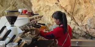 Unik Banget, di China Ada Coffe Shop yang Masuknya Harus Lewatin Goa tapi Cantik Parah