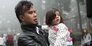 Unik! Begini Cara Ahmad Dhani Gendong Safeea