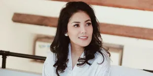 Unik dan Stylish, Nindy Tampil Pakai Jaket Bergambar Wajah Para Member SMASH!
