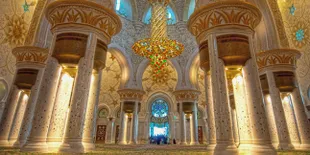 Unik! Masjid Ini Berbentuk Kue Tart!