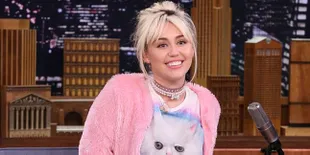 Unik Tapi Aneh, Lutut Miley Cyrus Ternyata Mirip Wajah Seth Rogen