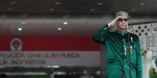 Uniknya Gaya Berbusana Menpora Saat Upacara dengan Baju Adat