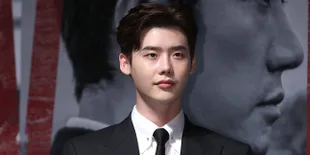 Untuk Pertama Kali, Lee Jong Suk Balas Pesan Dari Penggemar di IG