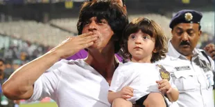 Unyu Abis, Koleksi Sepatu Keren AbRam Khan Ini Bikin SRK 'Panas'