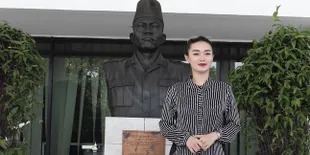 Upacara di Siang Hari, Kenapa Zaskia Gotik Pakai High Heels?