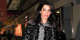 Ups! Baju Terlalu Terbuka, Bra Amal Clooney Tertangkap Kamera