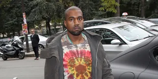Ups, Celana Kanye West Robek di Atas Panggung!