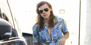 Ups, Harry Styles Kena Tilang Gara-Gara Parkir Sembarangan