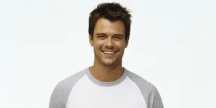 Ups, Josh Duhamel Jatuh di Panggung KIDS Choice Awards!