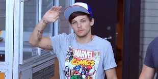 Ups, Louis Tomlinson Terpeleset di Atas Panggung