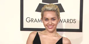 Ups! Miley Cyrus Pegang Bagian Pribadi Katy Perry