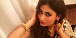 Ups! Niat Tunjukkan Gaun, Mouni Roy Malah Pamer Belahan Dada
