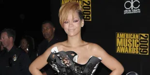 Ups! Rok Rihanna Robek Tepat di Pantat