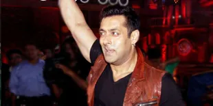 Ups, Salman Khan Pede Jalan-Jalan Pakai Celana Gemes Merah Cetar