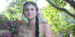 Ups! Tiduran di Tepi Kolam, Mouni Roy Nyaris Pamer Area Pribadi