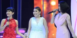 Ups, Zaskia Gotik 'Ditelanjangi' Julia Perez dan Ayu Ting Ting!
