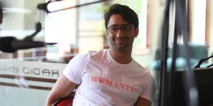 Usai Belanja Berbaju Pink, Shaheer Asyik Nyetir Mobil Sambil...