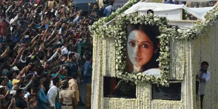 Usai Dikremasi, Keluarga Sebar Abu Sridevi di Pantai Rameshwaram