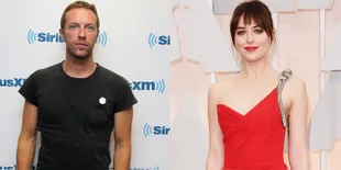 Usai Dinner Romantis, Dakota Johnson Tertangkap Nonton Konser Chris Martin