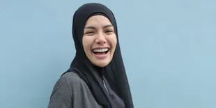 Usai Dituduh Curi Kartu Kredit Dipo Latief, Nikita Mirzani Pamer Uang Cash Segebog