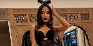 Usai Lepas Hijab, Putri Ustaz Derry Sulaiman Bikin Heboh Pakai Hot Lingerie di Pesta Halloween