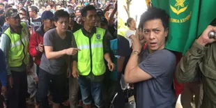 Usai Makamkan Ayahnya, Ariel NOAH Langsung Berangkat ke Malang