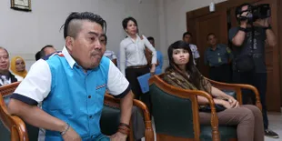 Usai Sidang Mediasi, Bopak Castello Cium Kening Istri