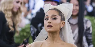 Usai Umumkan Pertunangan, Ariana Grande Makin Mesra &#38; Nakal Dengan Pete Davidson