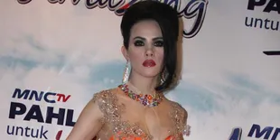 Valentine, Angel Lelga Dihadiahi Kue Dari Kampung