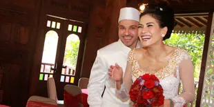 Valentine, Nikita Mirzani dan Jad Rayakan di Pulau