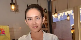 Valentine, Rieke Dyah Pitaloka Beri Bunga Teten Masduki