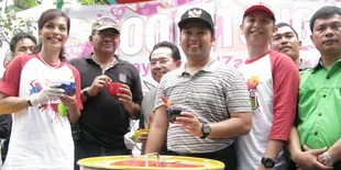 Valentine, Soraya Haque Bagikan Tong Penuh Makna