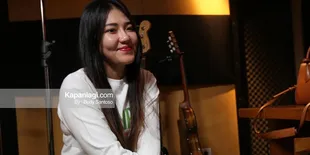 Via Vallen Tampak Cantik Kenakan Hijab, Bawakan Lagu Religi 'Sempurnakan Langkahku'