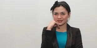 Vicky Shu Menikmati Macet Akibat Banjir
