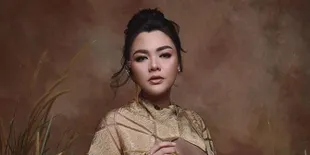 Vicky Shu Pakai Gaun Sequin di Maternity Shoot, Cantik Bagaikan Ratu!