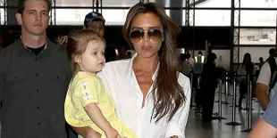Victoria Beckham Tebar Senyum di California