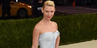 VIDEO: Ajaib! Gaun Red Carpet Artis Ini Ternyata Glow in The Dark
