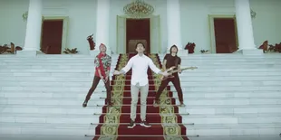 VIDEO: 'Bersatulah', Kaesang Ngerap di Depan Istana Negara