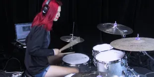 VIDEO: Cewek Ini Mainkan Drum Lagu Soundtrack 'WHIPLASH', Keren!