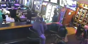 VIDEO: Di Tengah Perampokan, Pasangan Ini Masih Asyik Berciuman