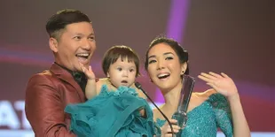 [Video] Gaya Baby Gempi Saat Ngaca, Centil Unyu Menggemaskan!