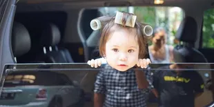 [Video] Jadi Ibu-Ibu, Baby Gempi Dorong Stoller Bayi di Mall