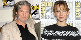 [Video] Jennifer Lawrence Belingsatan Saat Bertemu Jeff Bridges
