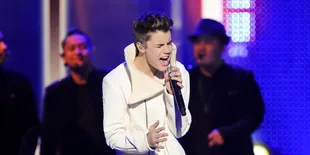 [VIDEO] Justin Bieber Ketahuan Tiduri Seorang Gadis di Brazil?