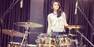 VIDEO: Keren! Cewek Cantik Ini Cover Payphone Sambil Ngedrum