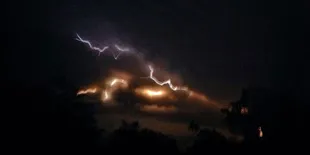 Video Kilatan Petir di Blitar Saat Gunung Kelud Meletus