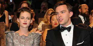 [VIDEO] Kristen Stewart-Nicholas Hoult Terlibat Cinta Terlarang