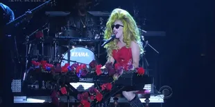 [Video] Lady Gaga Tampil Elegan dan Ngerock Pada Sebuah Acara TV