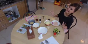 VIDEO: Mengintip Kesibukan Marshanda Ketika Masak, Ternyata Jago!