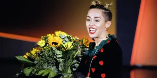 [Video] Miley Cyrus Cuek Merokok di Panggung MTV EMA!